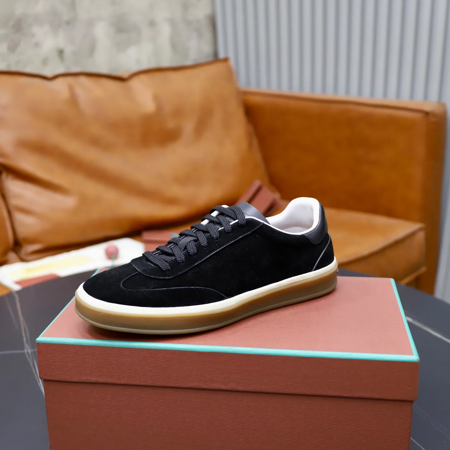 Ex-factory price: 560💰Loro Riana men’s moral training sneakers! Made from high-quality materials and designed in a low-cut silhouette, it offers an elegant and stylish look that's suitable for year-round wear. The unique double-layer sole aesthetic design, caramel cup-shaped outsole is decorated with off-white rubber trim, creating an attractive color combination. Pair with tailored pieces or jeans for a sophisticated yet casual look. The heel is decorated with soft cow leather tongue with Kummel color inserts and cotton laces with embossed LP logo. Upper: cow split suede. Lining: original thickened soft sheepskin. Size: 38-39-40-41-42-43-44 (customized in 45.46)